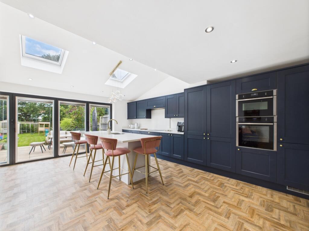 CAM02386G0-PR0140-STILL008 - Copy