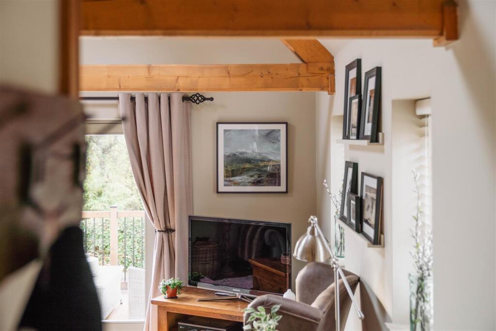 Living Room-11.jpg