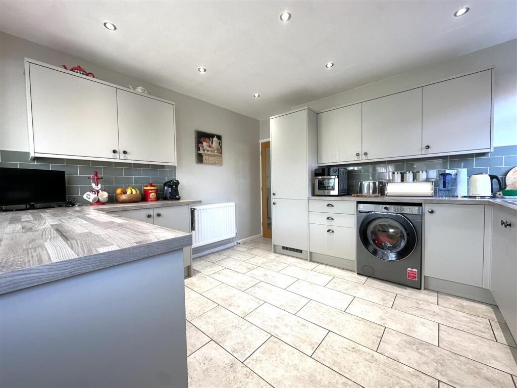 Lavish Contemporary Kitchen 655