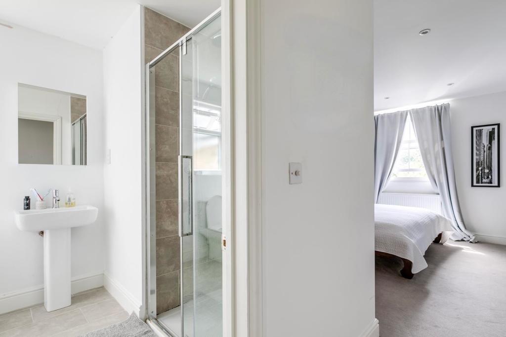 Guest Bedroom Suite (Second Floor)