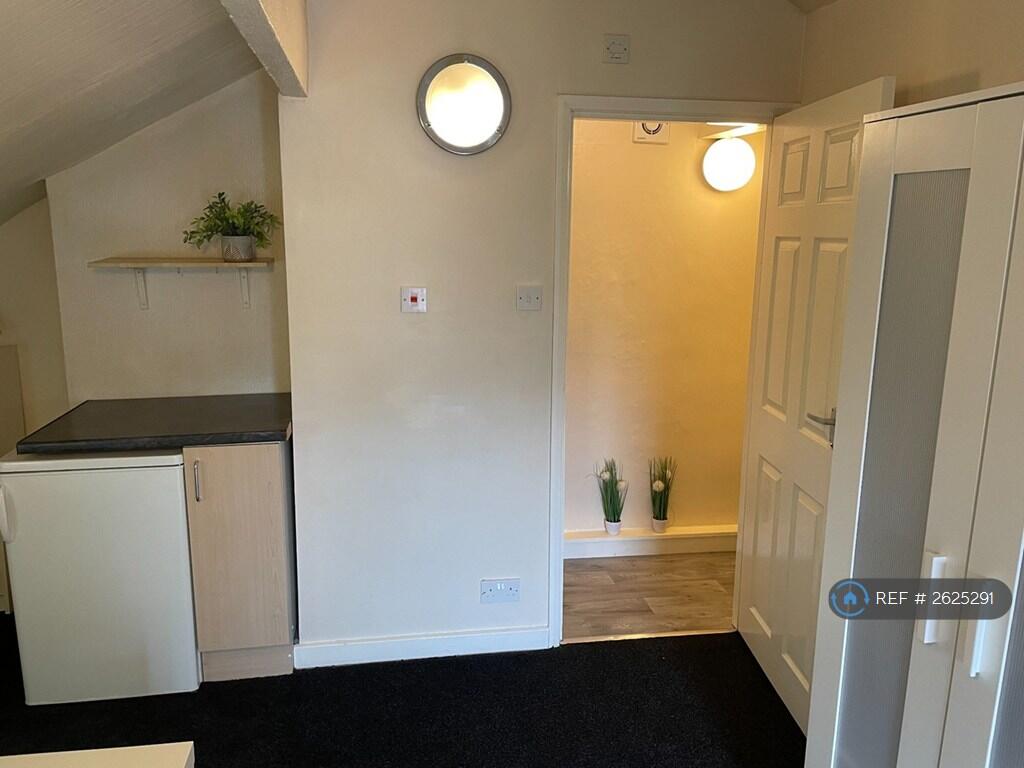 Room 4 Into En-Suite