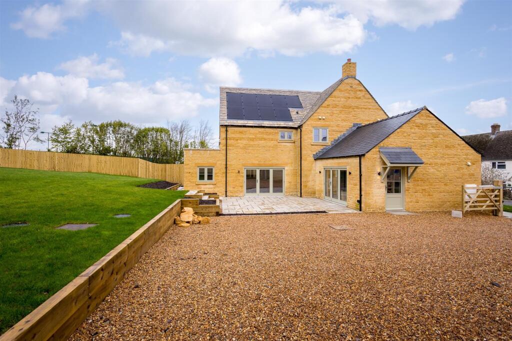 20 - Chaddesworth House - GL54 4NE - Web.jpg