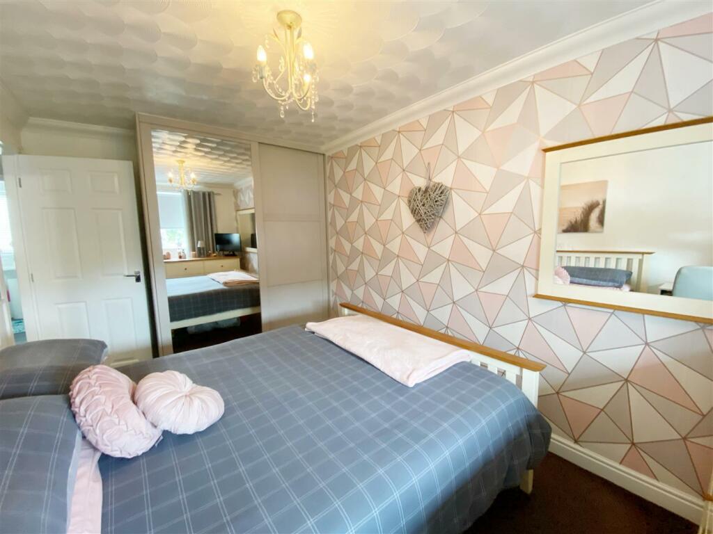 Bedroom 1 pic 2.jpg