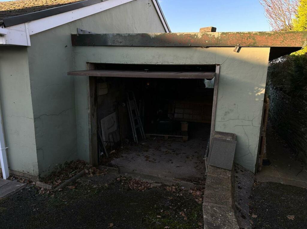 dowcragggarage.JPG