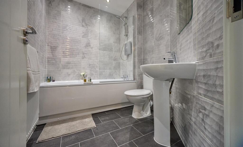 Family Bathroom to Side