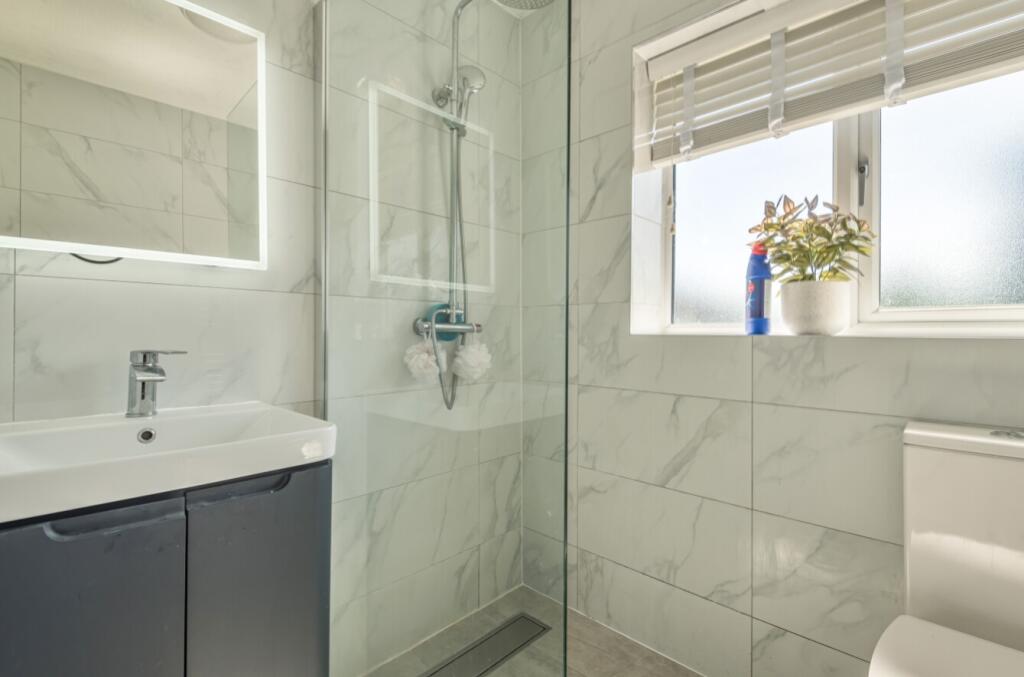 Bathroom Plover Drive EweMove Sale