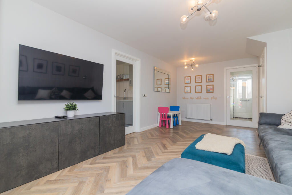 4 mill of cart way, Johnstone pa5 8fh L-9