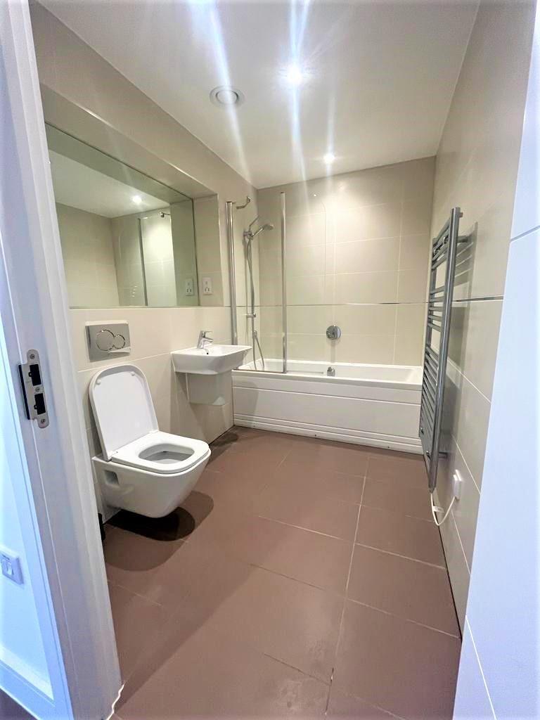 339 family bathroom .jpeg