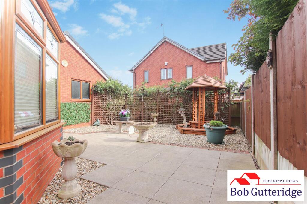 ENCLOSED REAR GARDEN