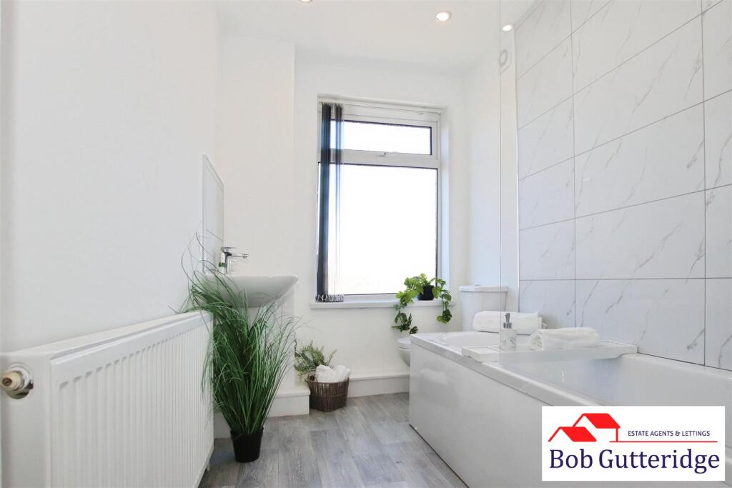 FIRST FLOOR BATHROOM