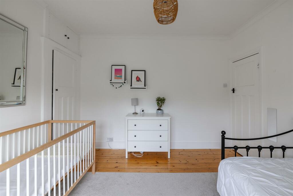 Thornwood Close, E18