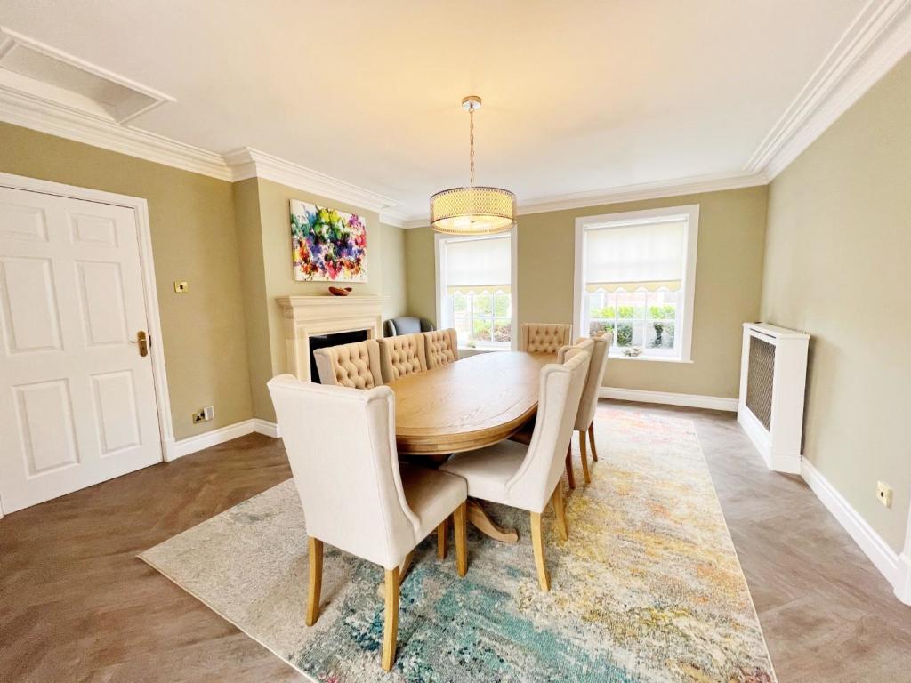 Dining Room pic 1.jpg