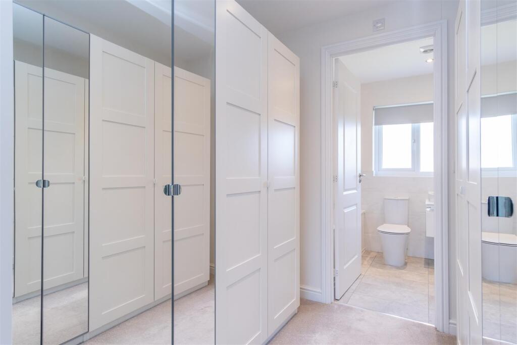 Master Walk in Wardrobe/Enusuite