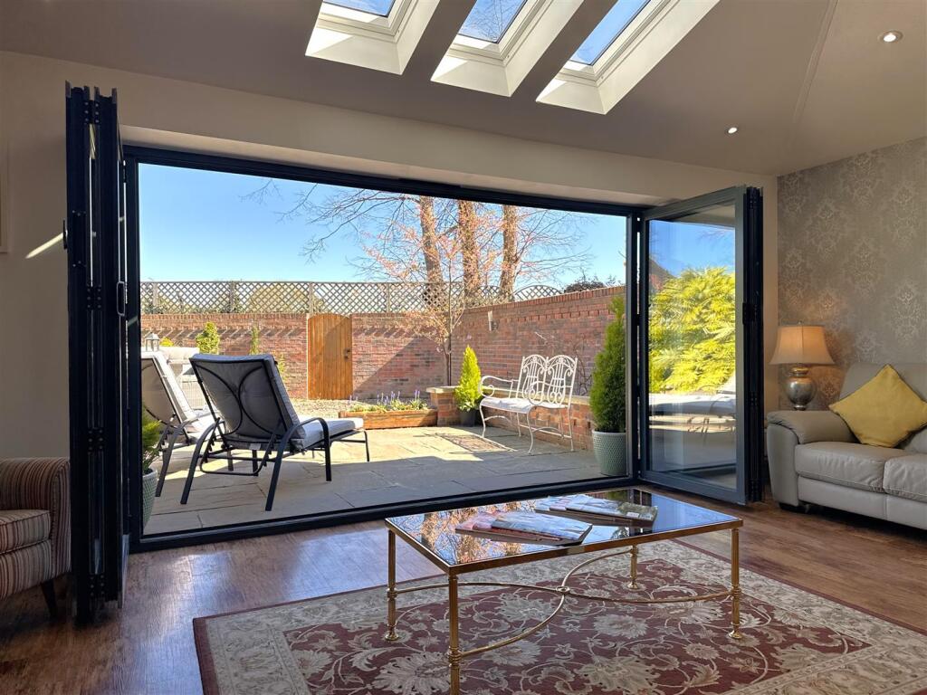 Bi-Fold Doors Out To Garden 005