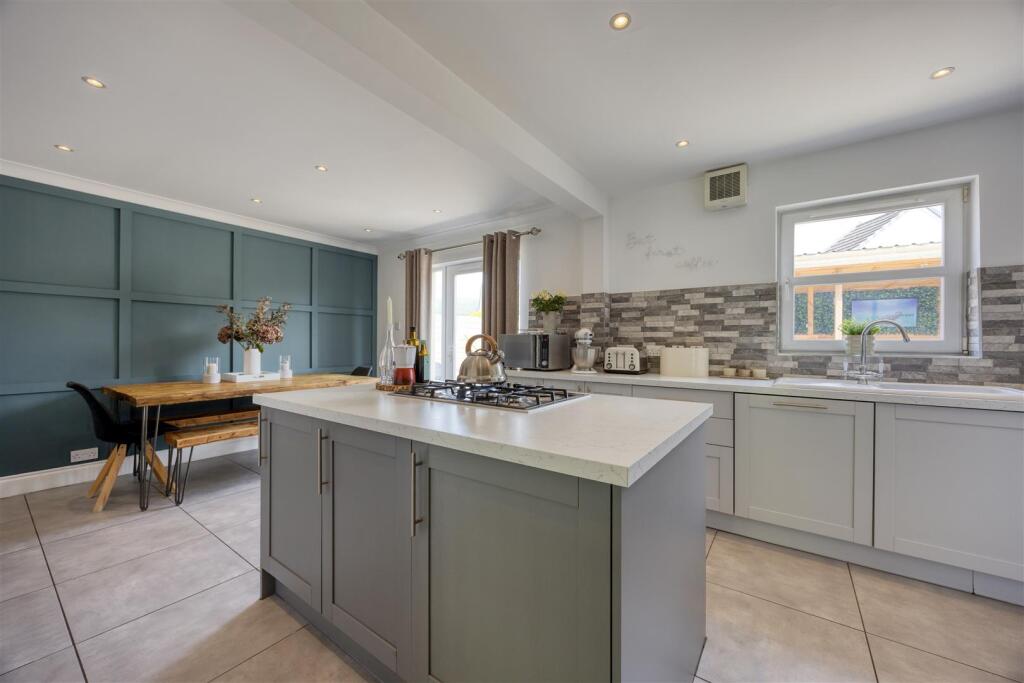 48_CASTLE_CIRCLE_LENNOXTOWN_018.jpg
