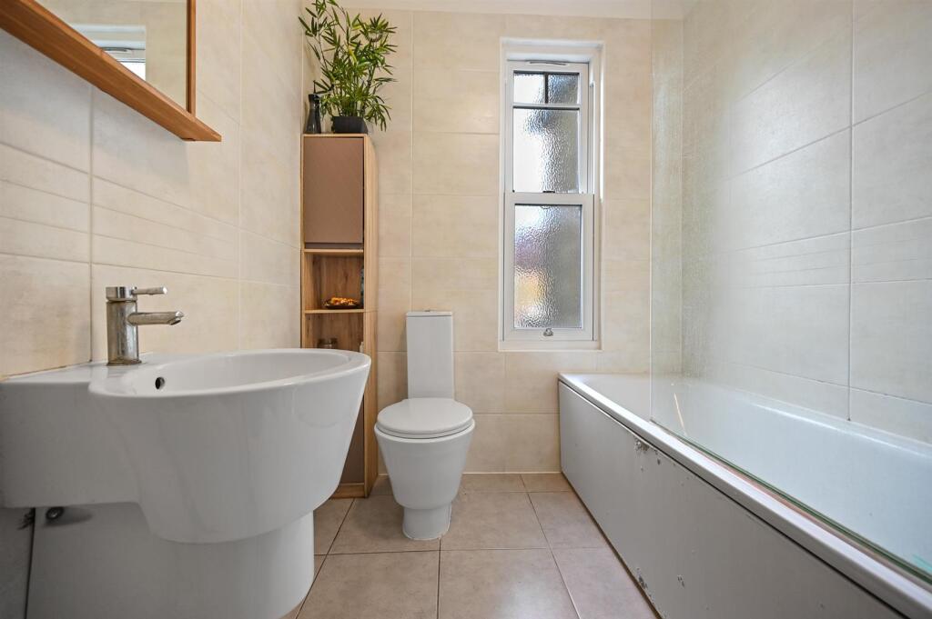 BCHJ - 151A Kings Road - Bathroom (4).jpg