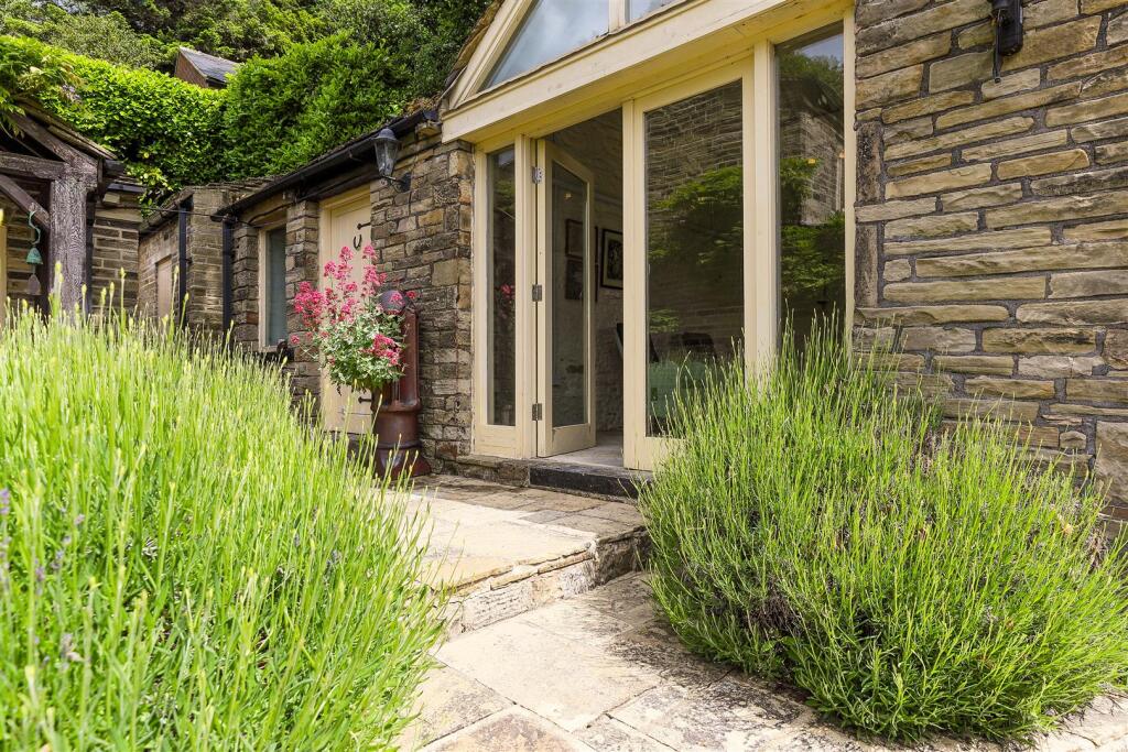 Throstle House.30.Photoneg.co1.jpg