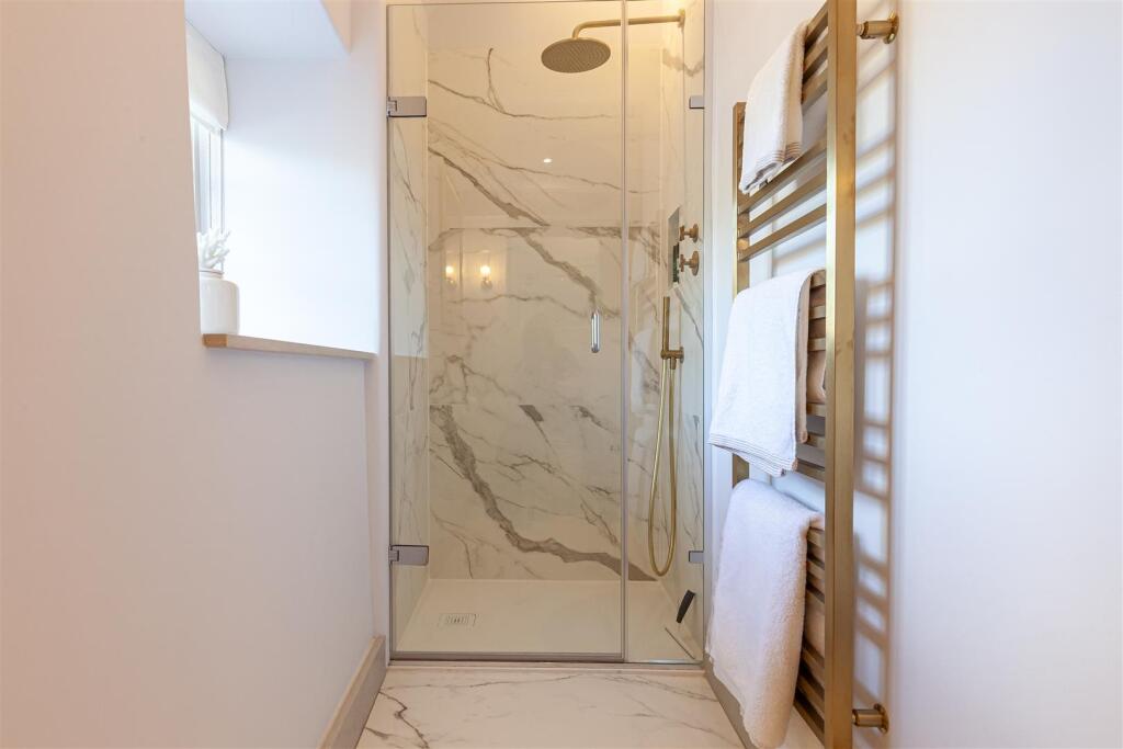 Family Bathroom 2.jpg