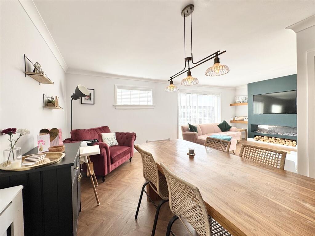Lounge/ Dining