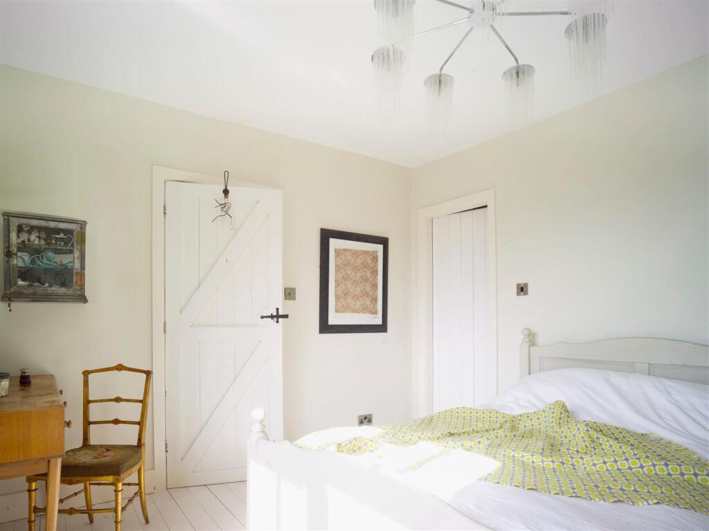 Bedroom 1_2.jpeg