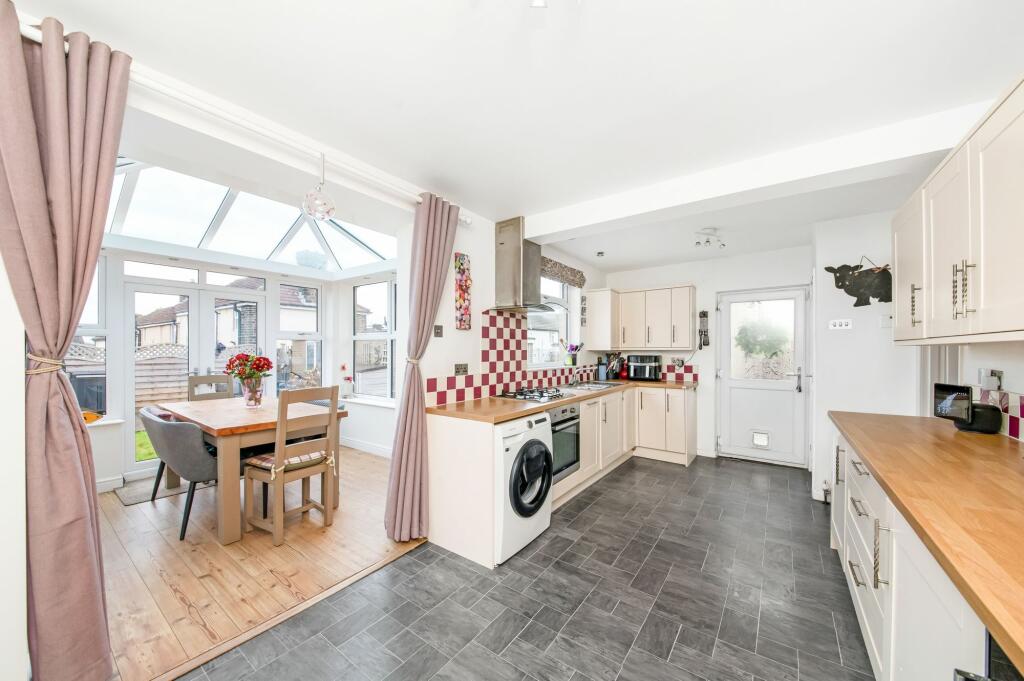 OPEN-PLAN DINING KITCHEN