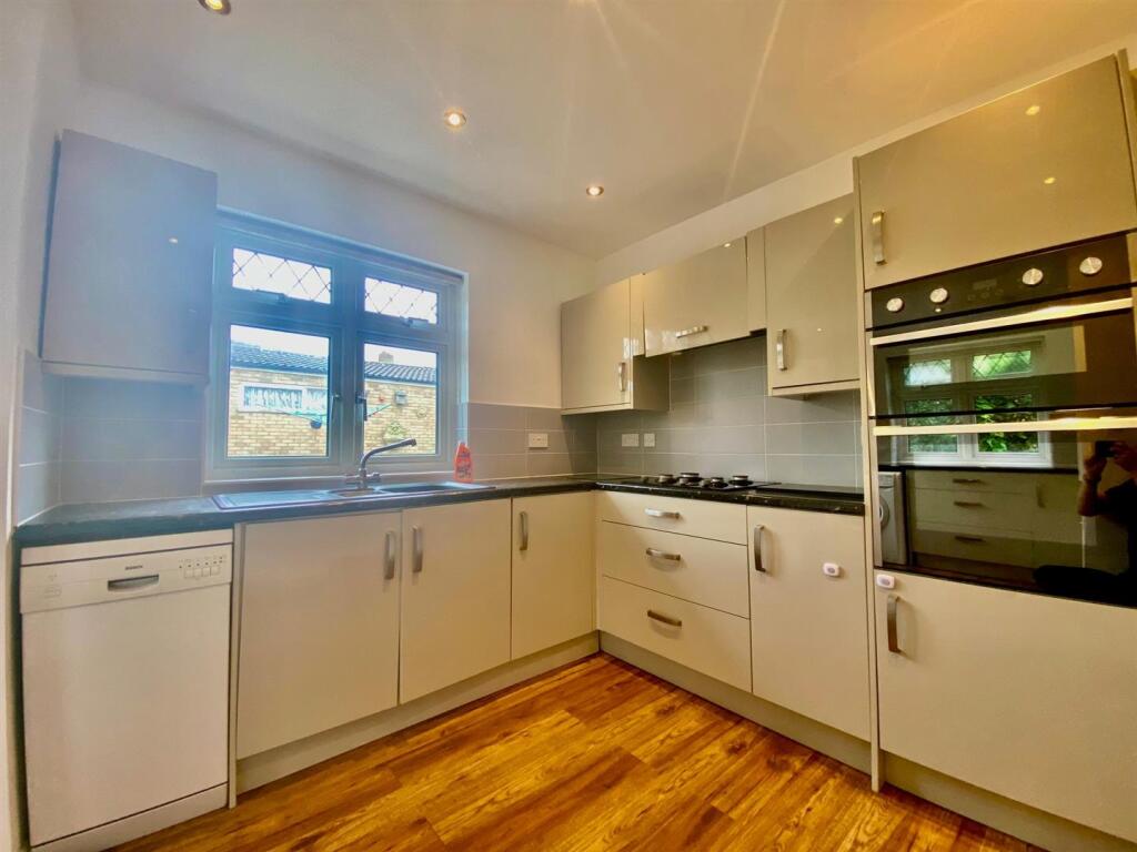 Kitchen 2.jpg