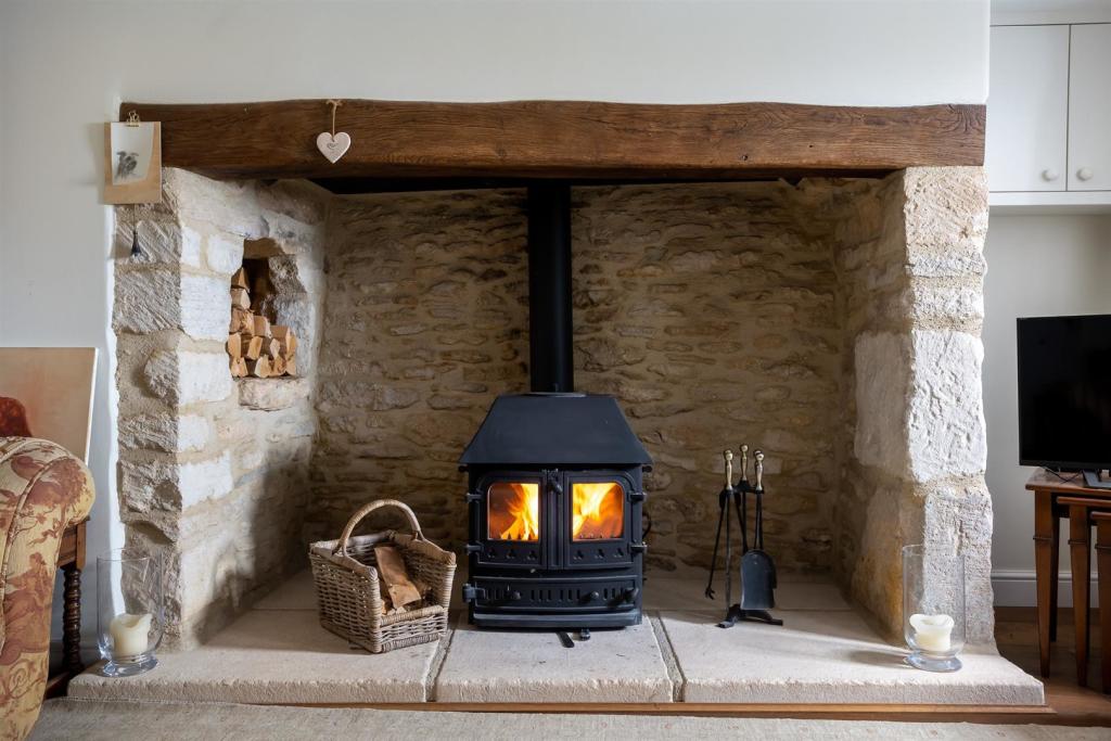 27 - St Anthony¿s Cottage - GL8 8TT - Web.jpg