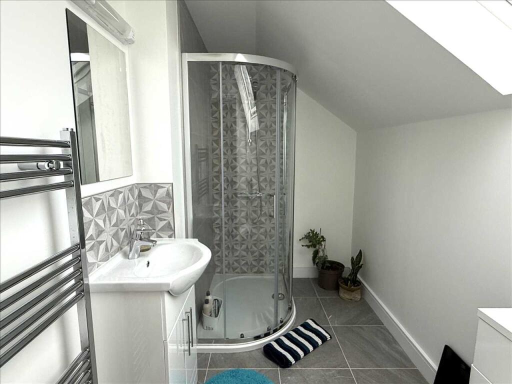 EN-SUITE SHOWER ROOM