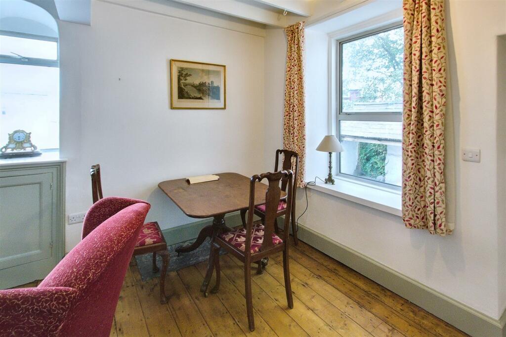 lounge/dining area