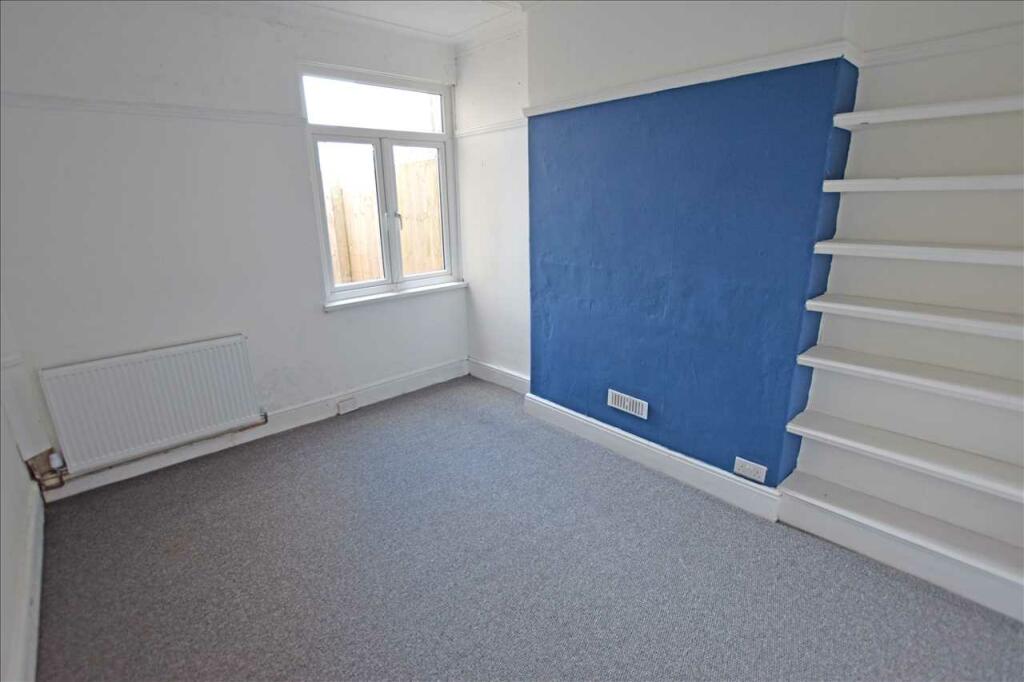MIDDLE ROOM