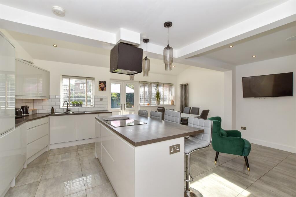 Kitchen/ Family Room