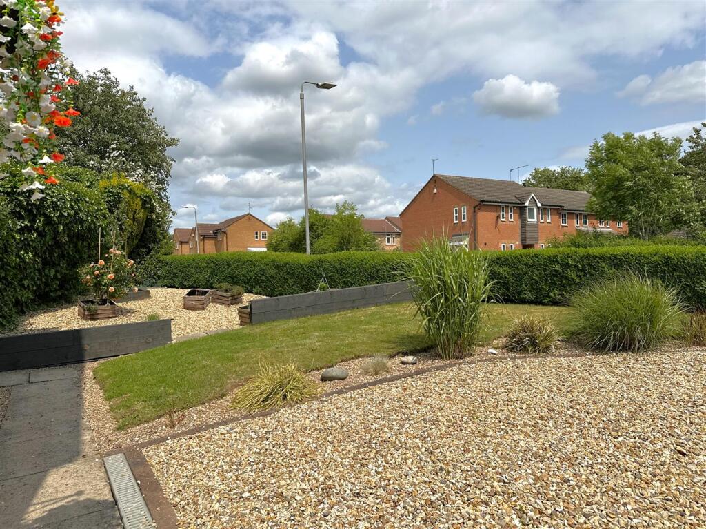 Large Front Garden 268