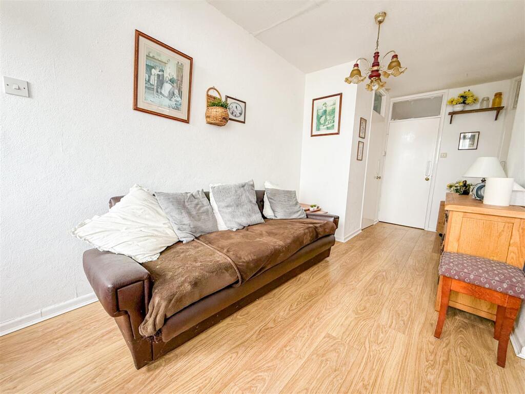 ALTERNATE VIEW OF LOUNGE/DINER