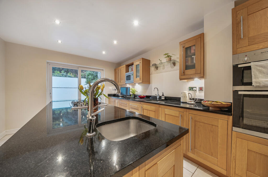 1384081-22-693198...