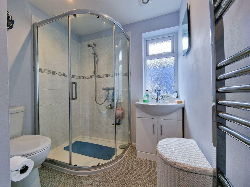 FAMILY SHOWER ROOM