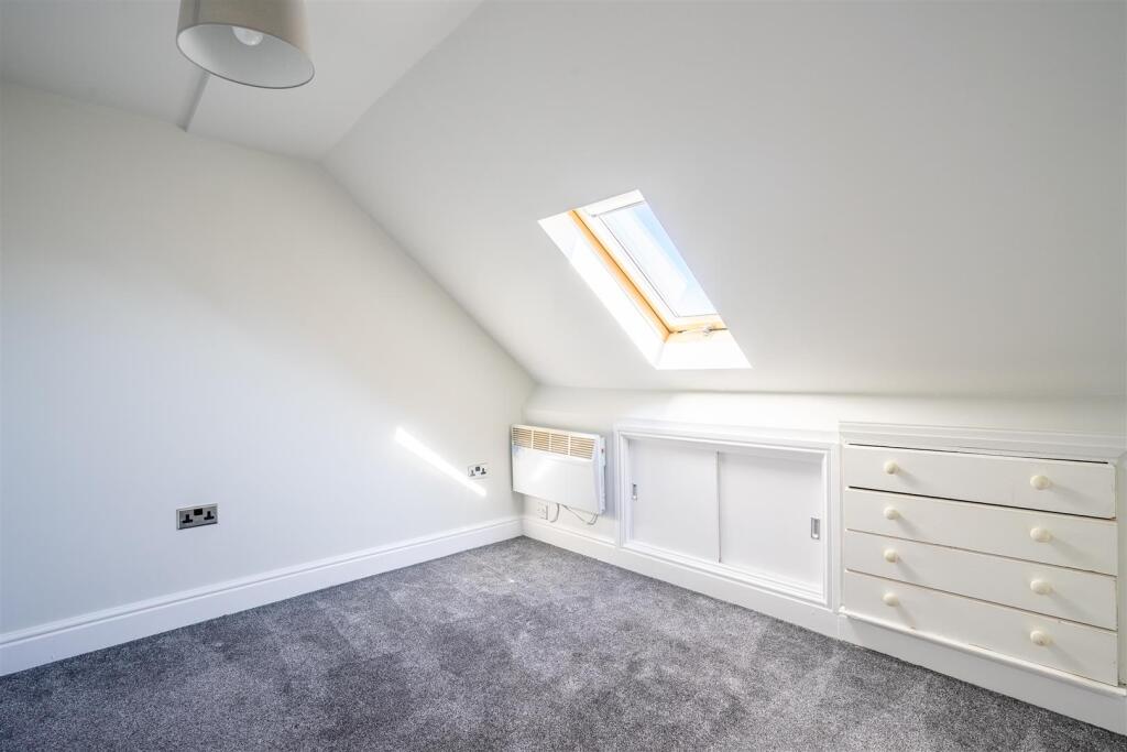 Flat 4, 87 Cromer Street bedroom.jpg
