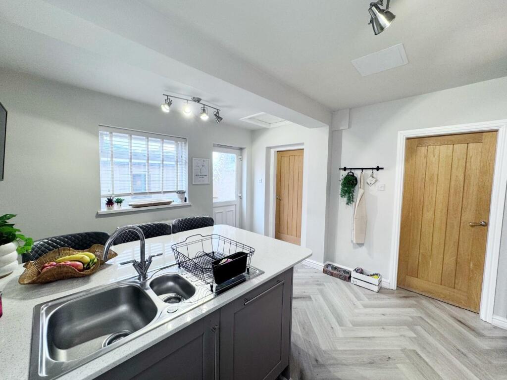 Kitchen4.jpg