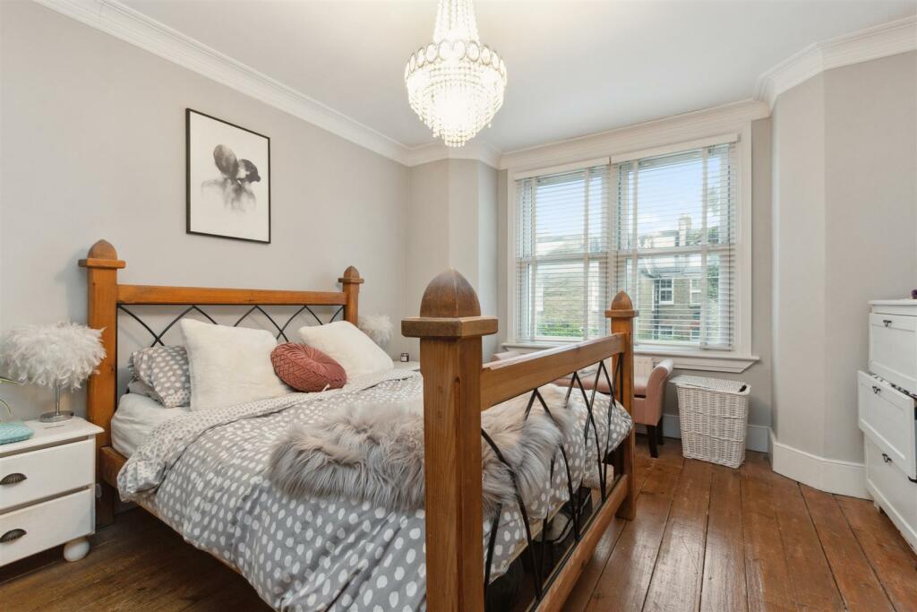 Flat 2, 20 Pendle Road SW17 bedroom 2b.jpg