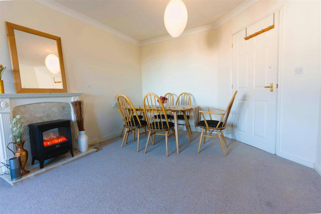 ross court dining 1.jpg