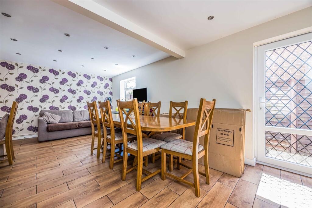 99 Church Road, Hayling Island-Small-PorticoMarket