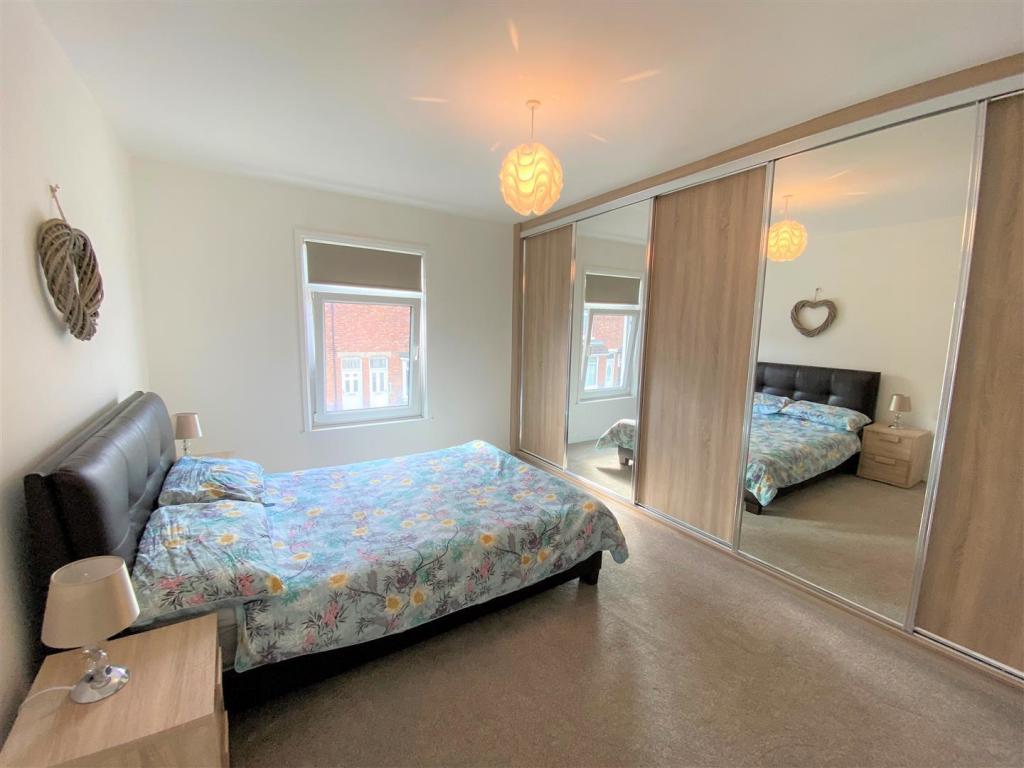 Bed2 pic2.jpg
