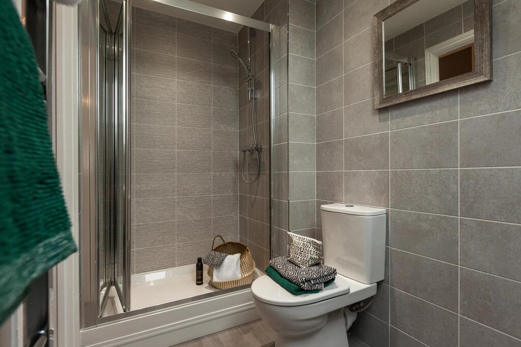 En suite to the main bedroom