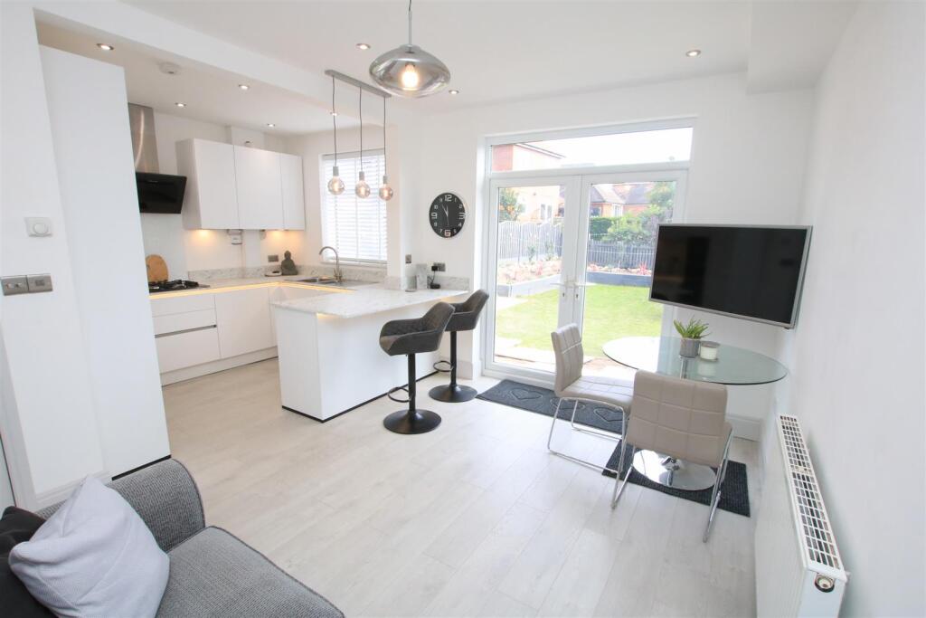 OPEN PLAN LIVING/ DINING/ KITCHEN
