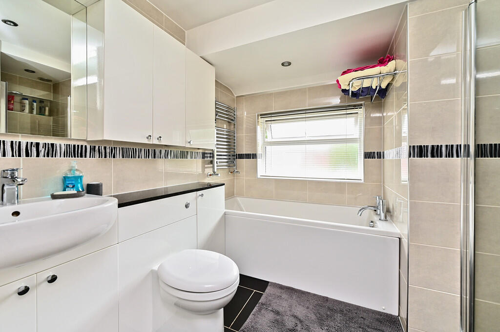 4 Woodville Close...