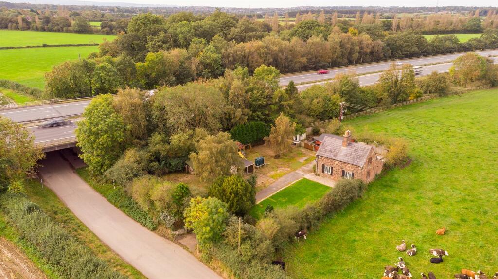 Constables Ivy Cottage, Brimstage Lane drone-2-10.