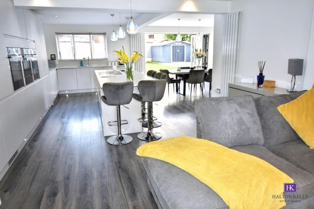 OPEN PLAN KITCHEN/DINING LIVING SPACE