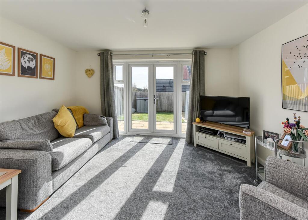 4 Marl Way-living2.jpg