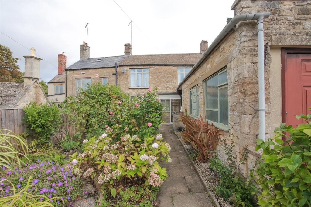 2 Church Street front garden.jpg