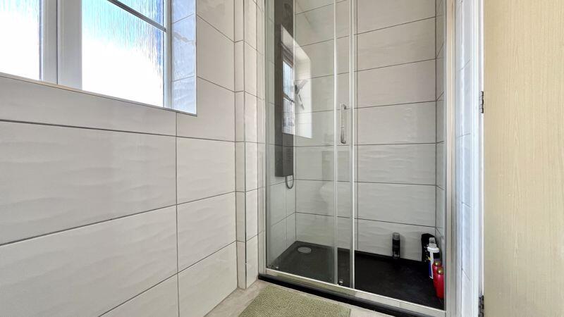 En Suite to Bedroom 1