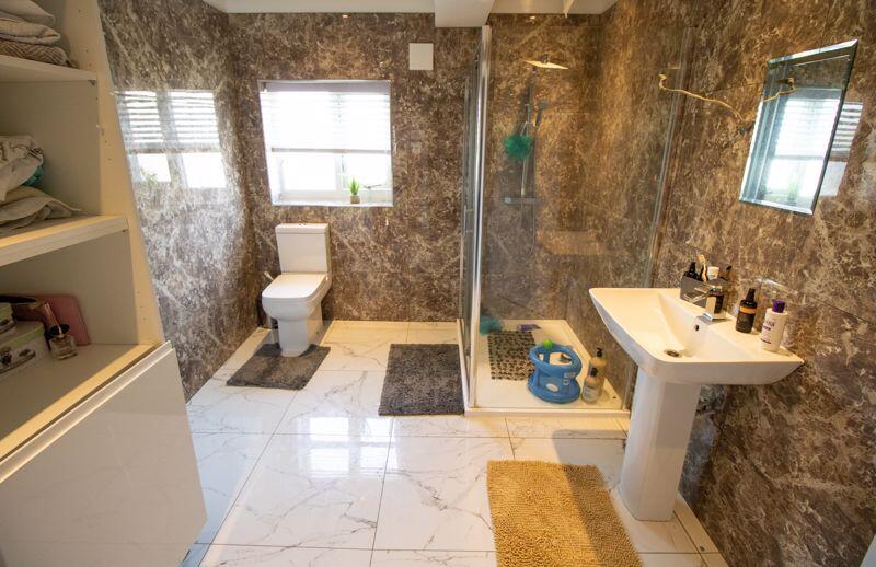 Family bathroom (Upper Floor)